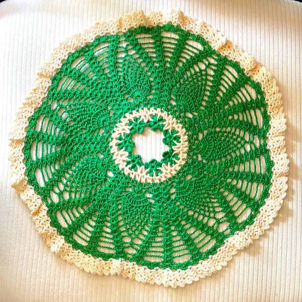 ☘️ Vintage Kelly green and cream hand crocheted doily- excellent condition  ☘️